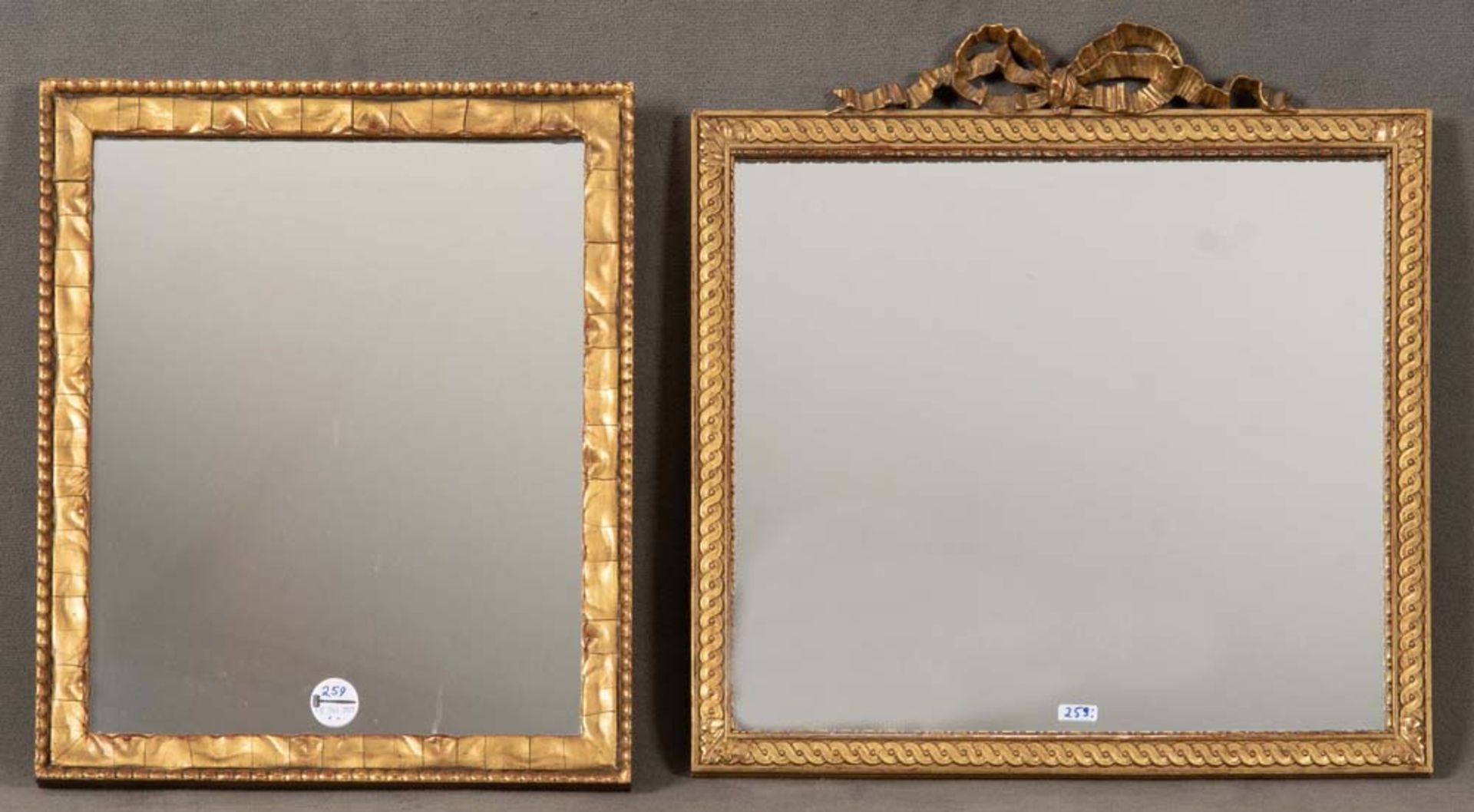 Zwei Spiegel. Deutsch 20. Jh. Holz / Stuck, auf Kreidegrund vergoldet, H=49 cm, B=48,5 cm bzw. H=