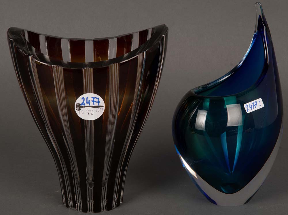 Designer-Vase. Lindstrand Kosta 20. Jh. Farbloses Glas, farbig überfangen, am Boden gemarkt, H= 20