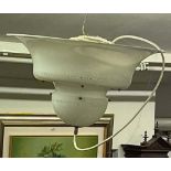 Designer-Lampe. Wohl Italien 20. Jh. Kunststoff, weiß, D=67 cm. (Funktion ungeprüft)