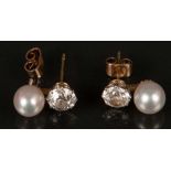 Paar Ohrringe. 14 ct Goldfassung, ca. 3 g, besetzt mit Perlen und Brillanten, ca. 1,00 ct.