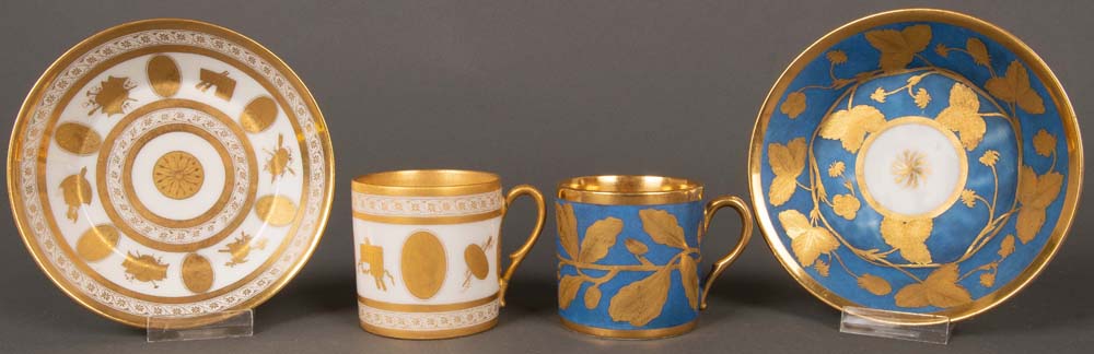Zwei Tassen mit Unterschalen. Ludwigsburg 1818. Porzellan, mit Goldrand reich radiert, eine Garnitur
