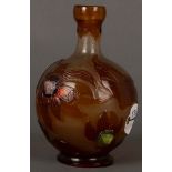 Jugendstil-Vase. Nancy, Émile Gallé um 1900. Feuerpoliertes farbloses Glas, farbig überfangen,