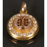 Medaillon. 14 ct Gold, ca. 6,5 g. Besetzt mit 29 Diamanten im Altschliff, ca. 0,90 ct.