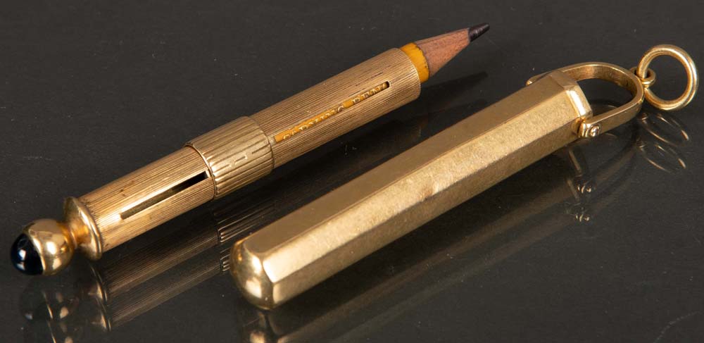 Bleistifthalter mit Anhänger. 18 ct Gold, ca. 30 g. Besetzt mit Saphir-Cabochon.
