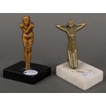 Zwei Frauenakte. Deutsch 20. Jh. Vergoldete Bronzefiguren, auf Marmorsockeln, kniend bzw. stehend,