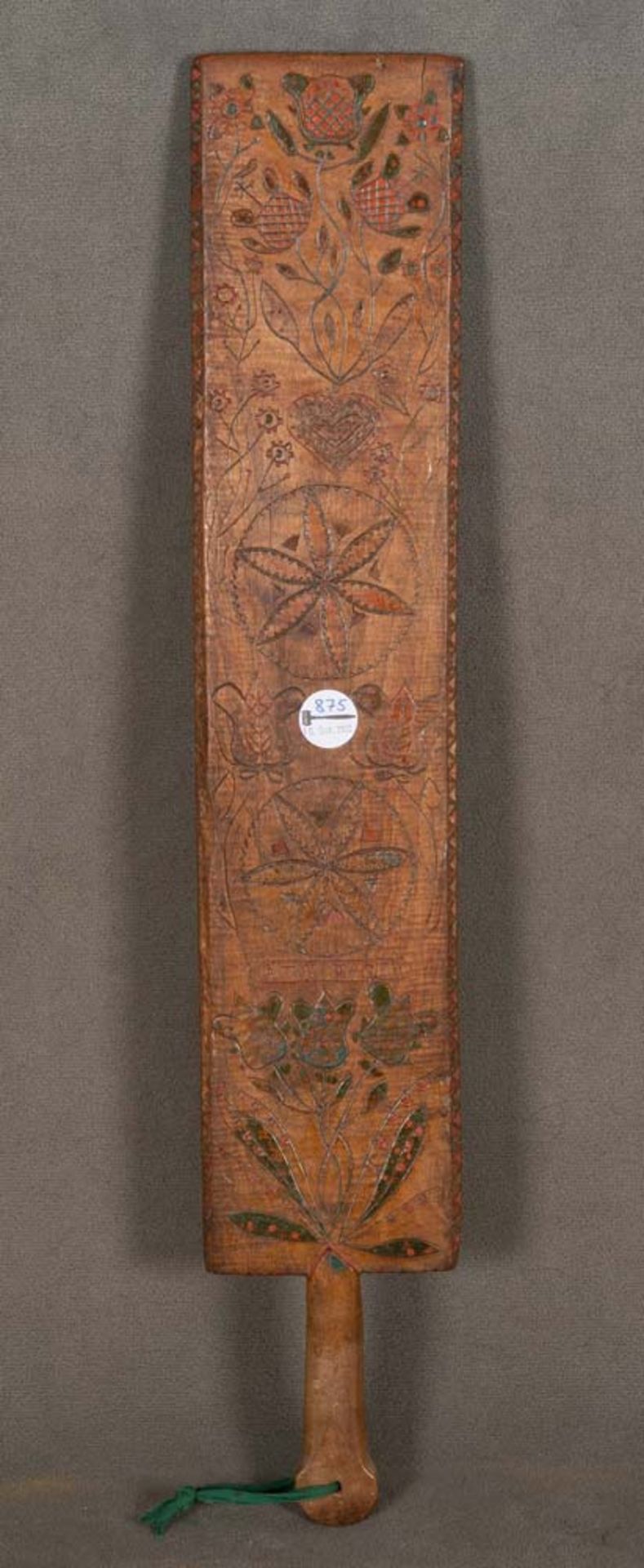 Mangelbrett. Deutsch, dat. 1797 Massiv Nussbaum, teilw. geschnitzt, Reste alter Bemalung, L=78 cm,