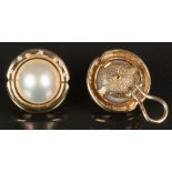 Paar Ohrclips. 14 ct Goldfassung, ca. 13 g, besetzt mit Perlen und Brillanten, ca. 0,15 ct.