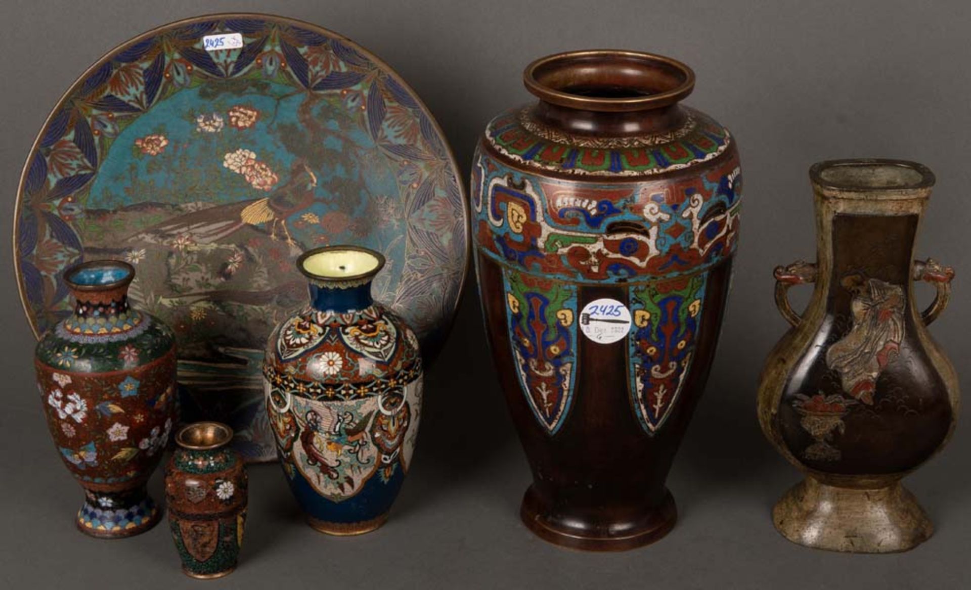 Fünf Vasen und ein Teller. Asien. Cloisonné, H=3 cm bis 30 cm, D=30 cm. (besch.)