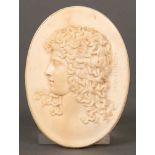 Ovales Relief. Italien 18./19. Jh. Mammutzahn, exzellent geschnitzt, seitl. beschriftet, H=8,3 cm,