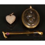 Konvolut Schmuck. 14 ct Gold, ca. 14 g. Bestehend aus: ein Herzanhänger mit Perlen, ein Medaillon,