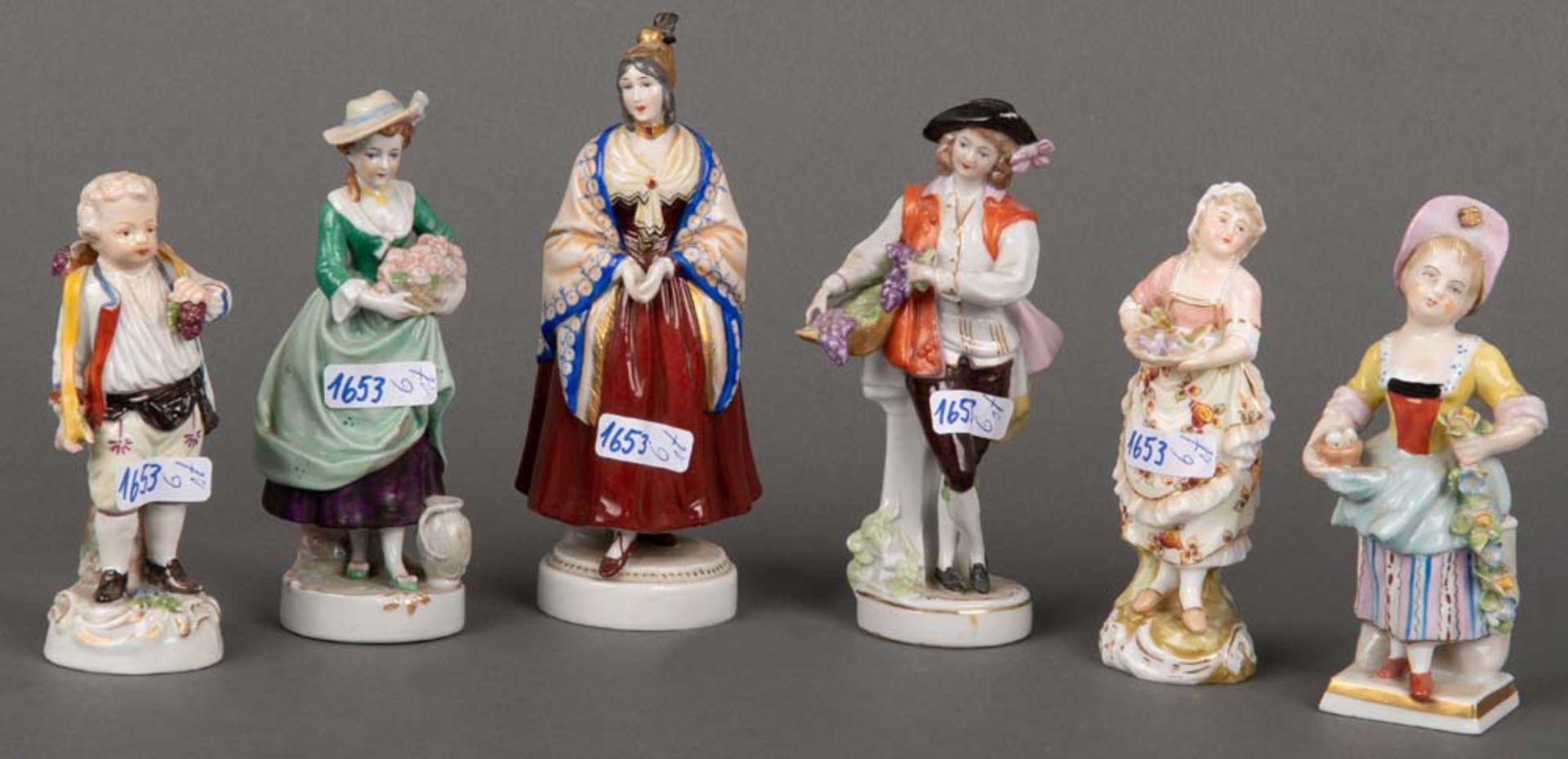 Sechs kleine Figuren. Ludwigsburg / Sitzendorf u.a., 20.Jh. Porzellan, bemalt, u. a. mit