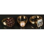 Drei Ringe. 14 ct Goldfassung, ca. 21 g, besetzt mit Perle, Granat und aquamarinfarbigem Stein,