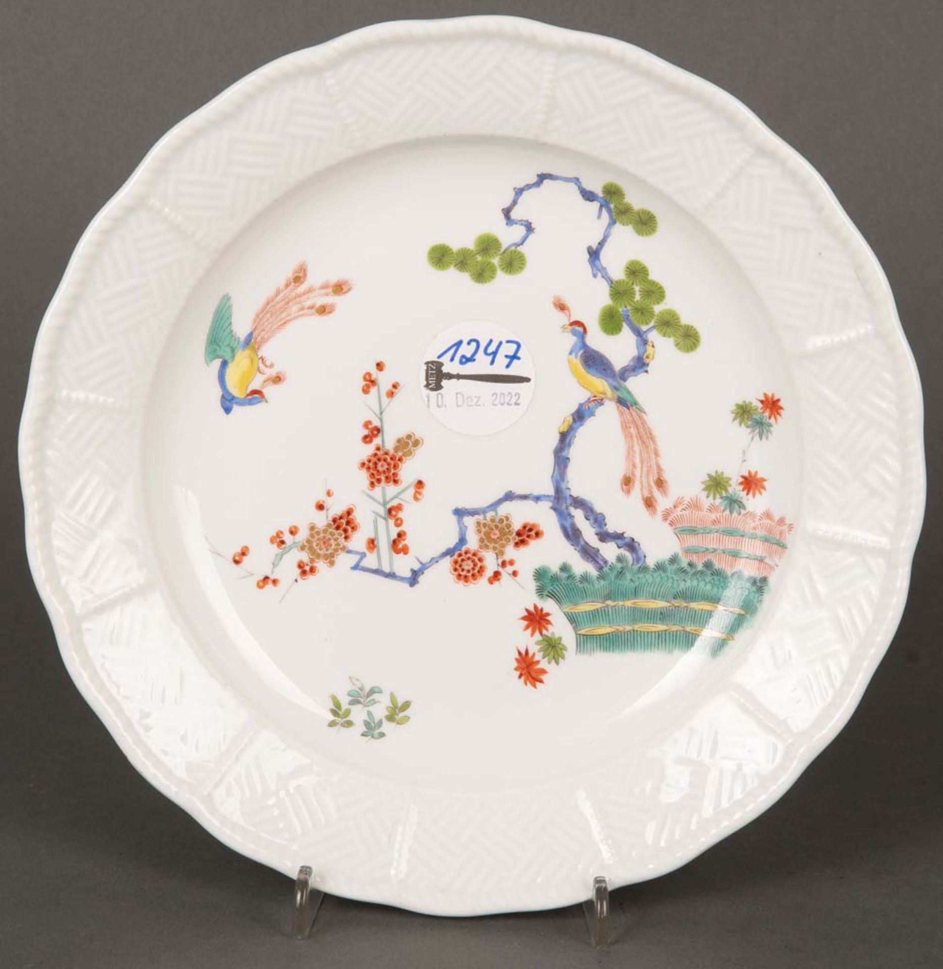 Teller. Meissen 18. Jh. Porzellan, bunt bemalt mit Kakiemonblütenästen und Vögeln, am Boden gemarkt,