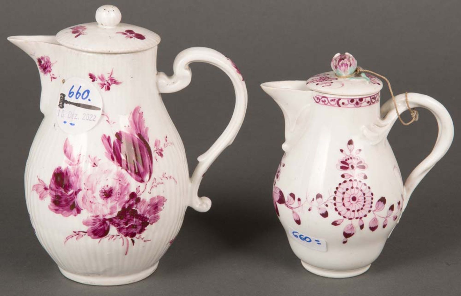 Zwei Kannen. Meissen 1763-1814. Porzellan, purpurfarben floral bemalt, am Boden unterglasurblaue