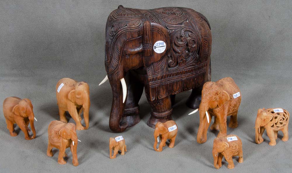 Neun Elefanten. Wohl Afrika 20. Jh. Massivholz, geschnitzt, H=5 cm bis 31 cm.