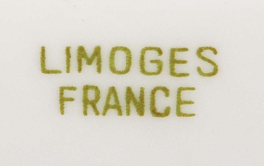 Ovale Fußplatte. Limoges 20. Jh. Porzellan, bemalt, Metallmontur vergoldet, am Boden gemarkt, H=7 - Image 2 of 2