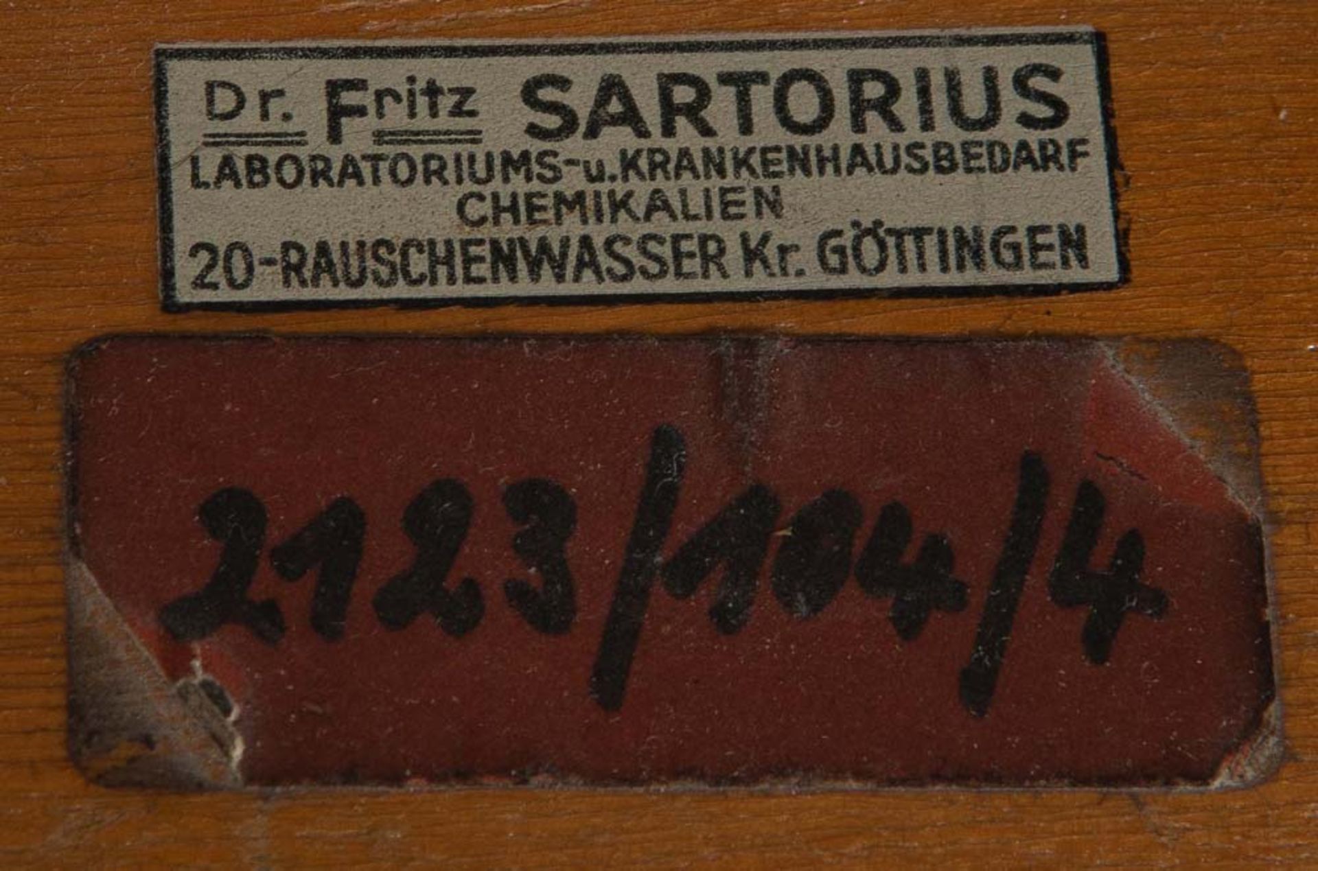 Zwei Präzisionswaagen. Deutsch 20. Jh. Verglaster Holzkasten bzw. Platte, Metallgestell, H=50 cm, - Image 2 of 2