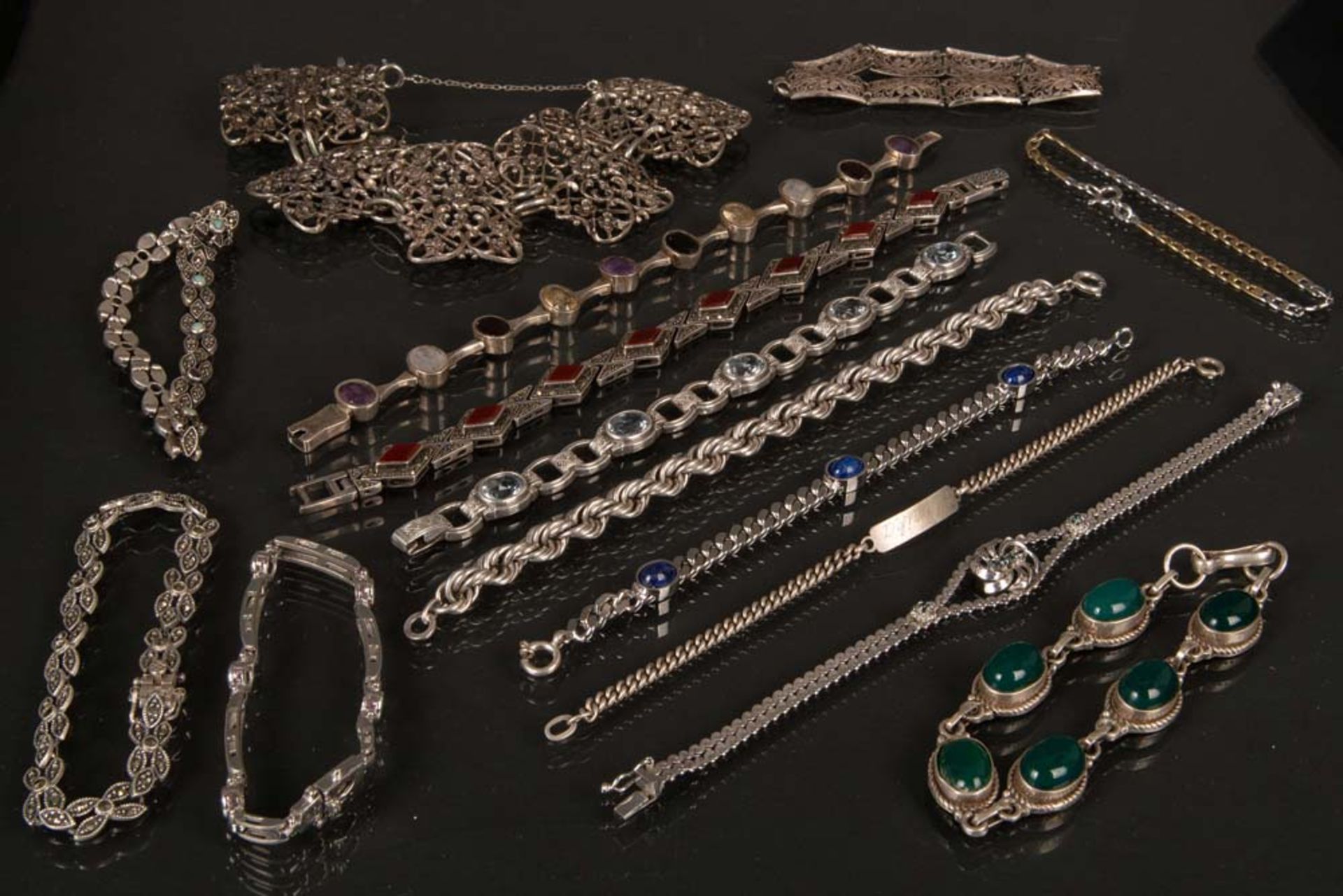 Konvolut Armbänder. Silber, ca. 280 g, u.a. Steinbesatz, Jade, Türkis, Amethyst, Lapislazuli.