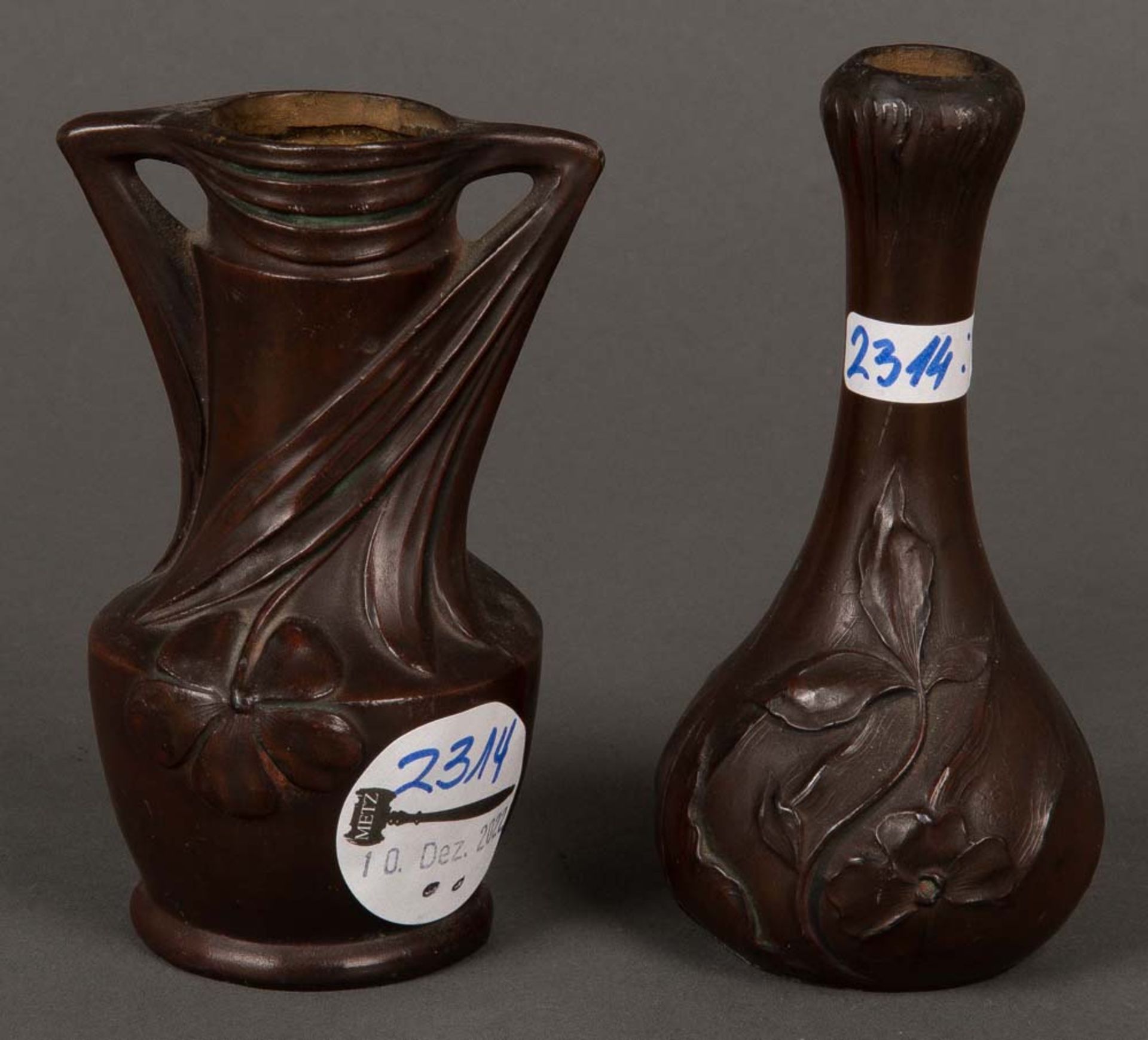 Zwei kleine Jugendstil-Vasen. Deutsch um 1900. Bronze, mit Floralornamenten, H=10,5 cm bis 12 cm.