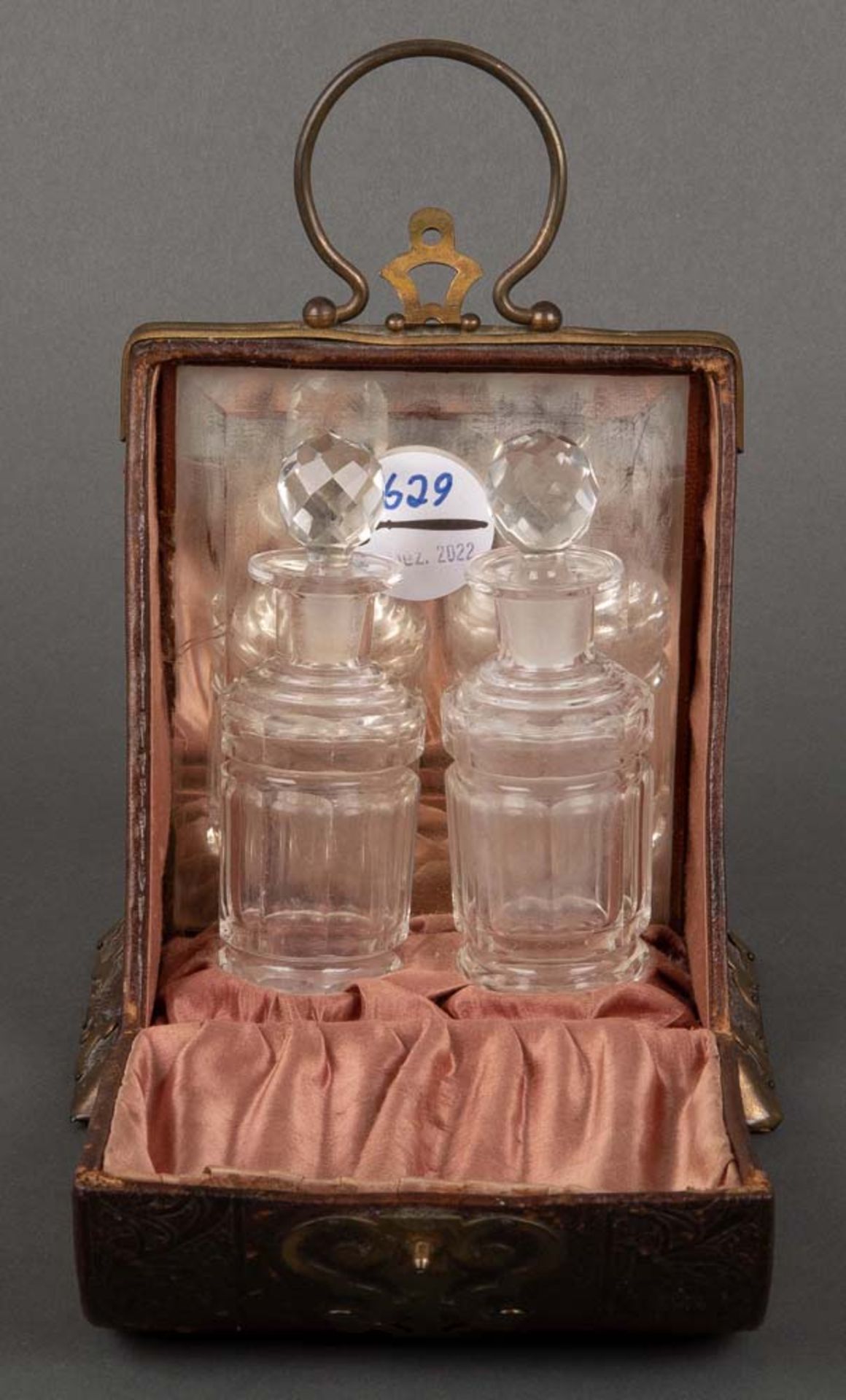 Zwei Jugendstil-Parfumflacons. Frankreich um 1900. Farbloses Glas, geschliffen, in geprägtem
