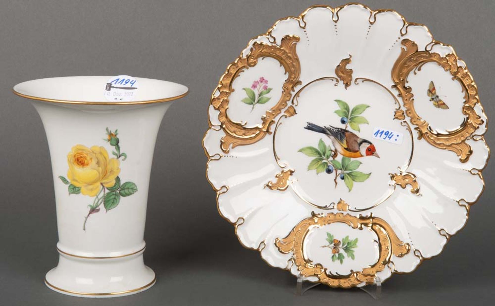 Prunkteller und Vase. Meissen 20. Jh. Porzellan, bunt bemalt, gold gehöht, am Boden gemarkt, I.