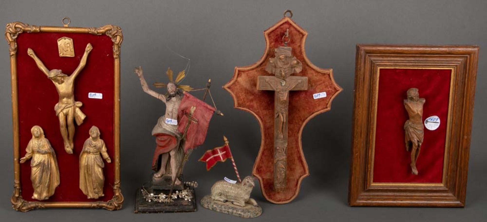 Kruzifixus mit zwei Beifiguren, Kruzifixus (ohne Arme), ein Reliquienkreuz, eine Christusfigur, dazu