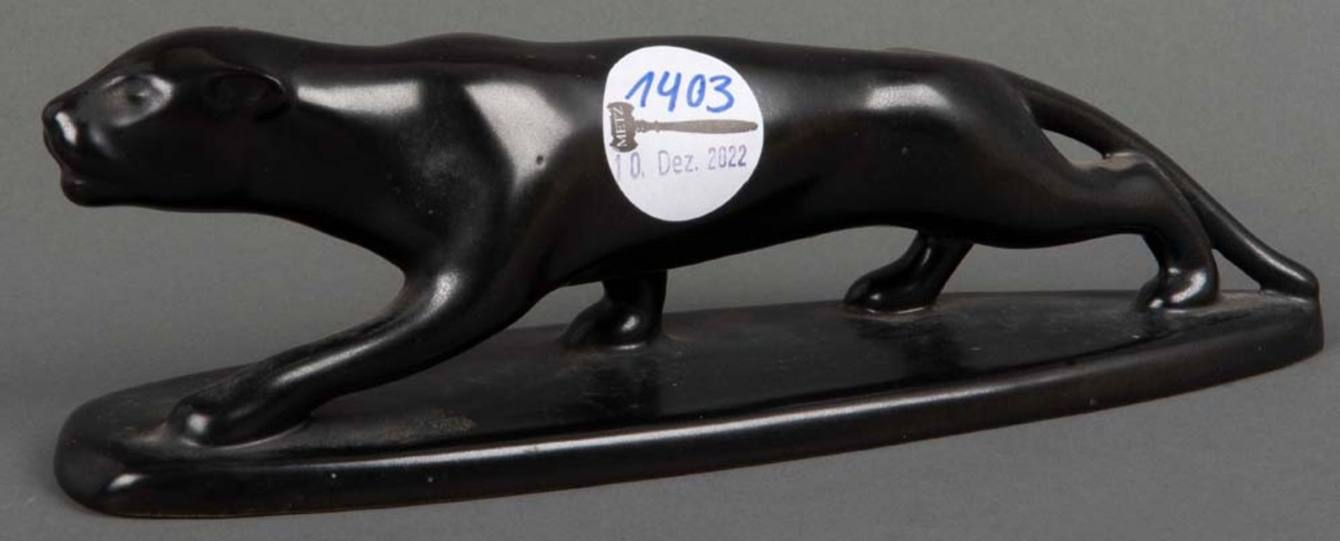 Schleichender Panther. Wohl Wien 20. Jh. Feinsteinzeug, schwarz glasiert, H=7 cm, L=24 cm, T=6,5