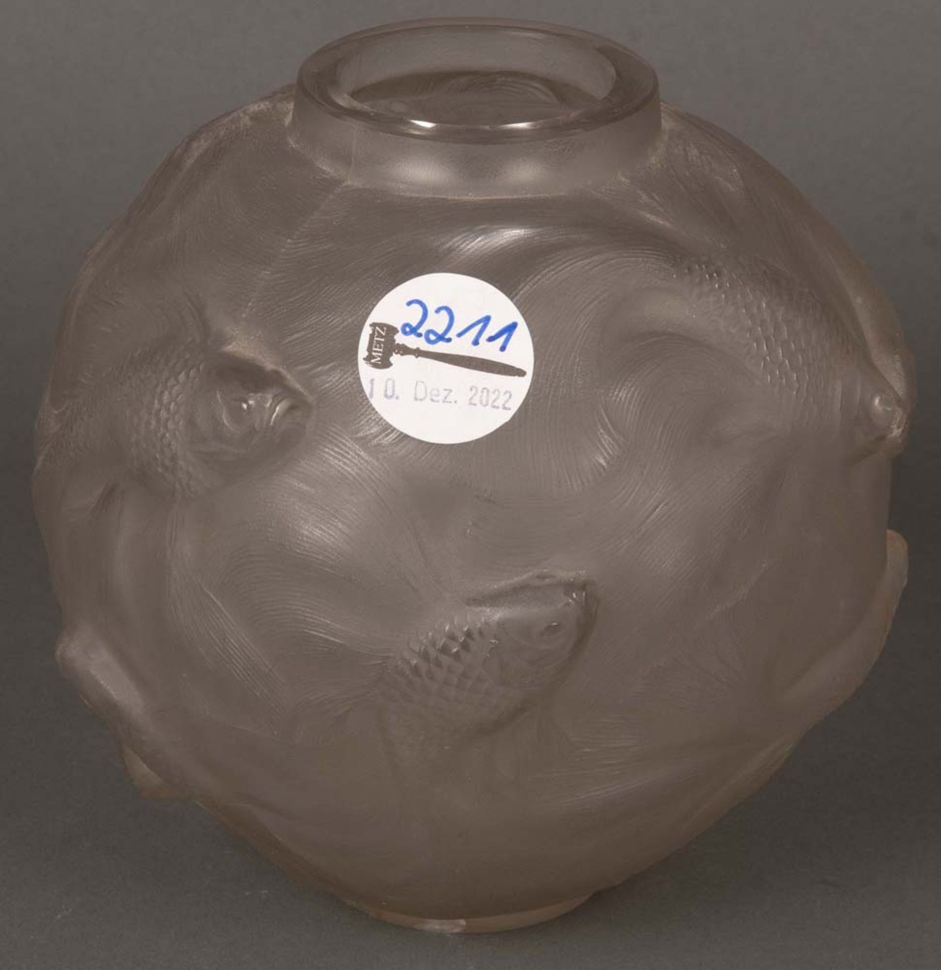 Vase. René Lalique 20. Jh. Satiniertes Glas, reliefiert mit Fischen, am Boden sign., H=16 cm.