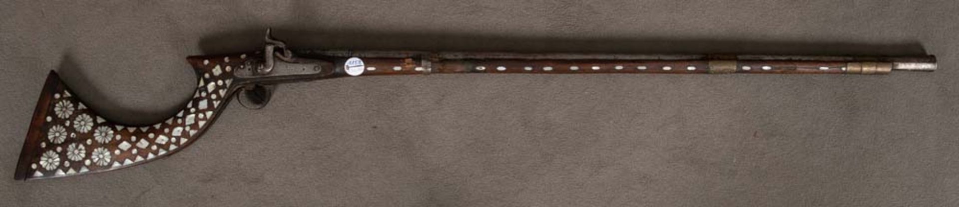 Orientalisches Perkussionsgewehr. Nussbaumschaft mit Einlagen, Lauf L=105 cm, Gesamtlänge L=150
