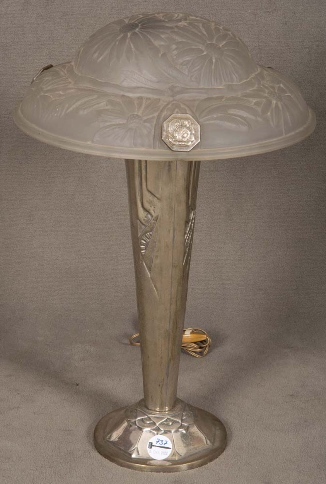 Art Déco-Tischlampe. Frankreich um 1920. Metallfuß, Glasschirm mit floralen Ornamenten, H=52 cm, D=