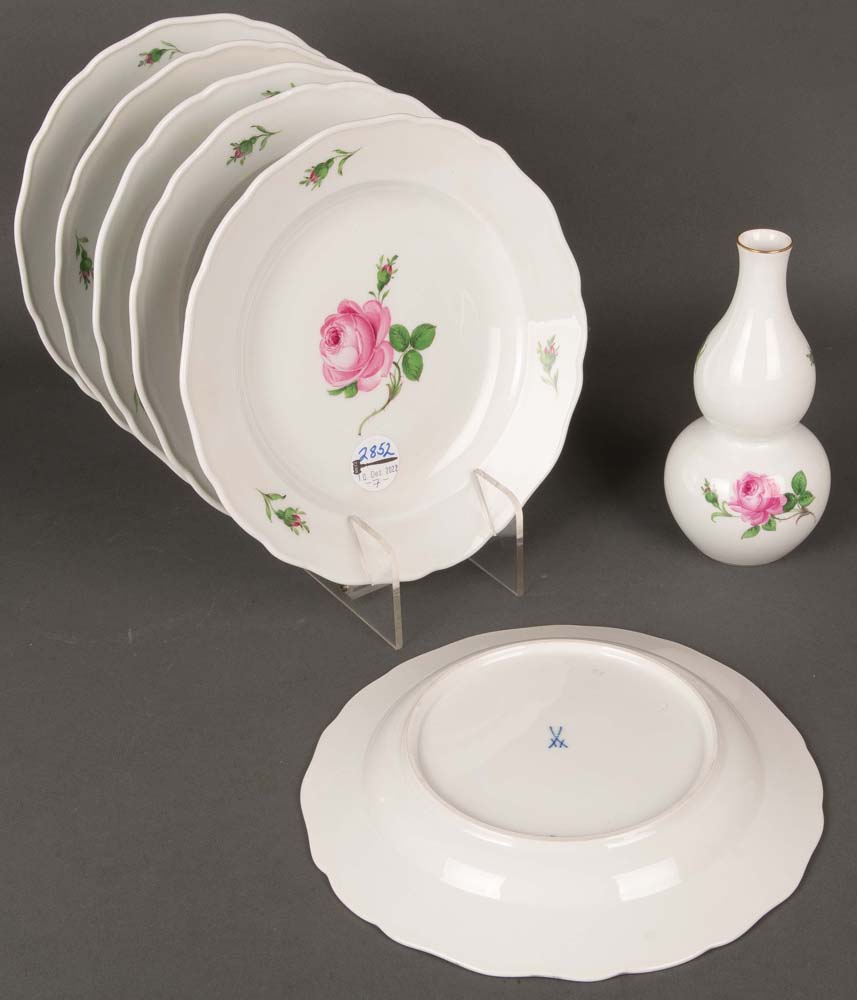 Sechs Teller und eine Vase. Meissen 20. Jh. Porzellan, bunt bemalt mit Dekor „Roter Rose“, am