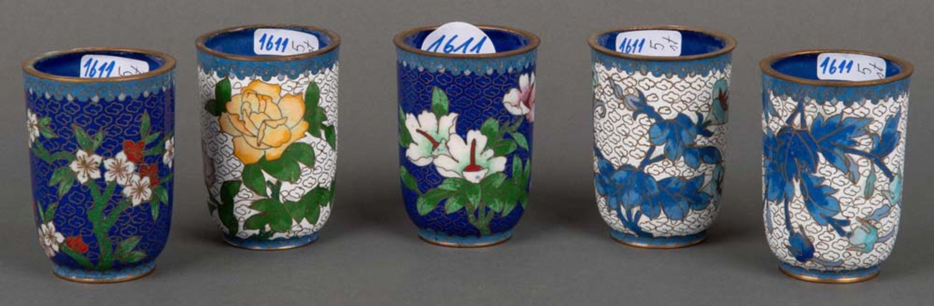 Fünf Becher. Asien. Cloisonné, H=je 7,5 cm.