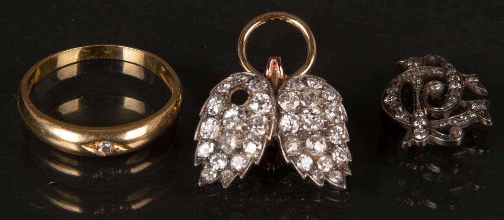 Damenring mit Brillant und ein Ohrclip. 18 ct Gold, ca. 6 g, Brillanten, ca. 1,30 ct (ein Stein