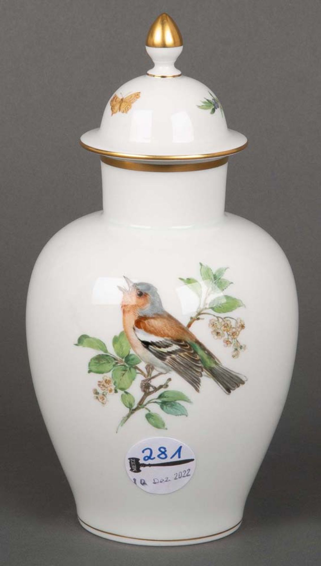 Deckelvase. Meissen 20. Jh. Porzellan, bunt bemalt mit Vögeln, am Boden gemarkt, H=23 cm.