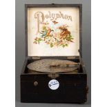 Polyphon. Deutsch um 1900. Massivholz-Kasten, bemalt mit Holzstrukturfarbe, Innenleben Messing /