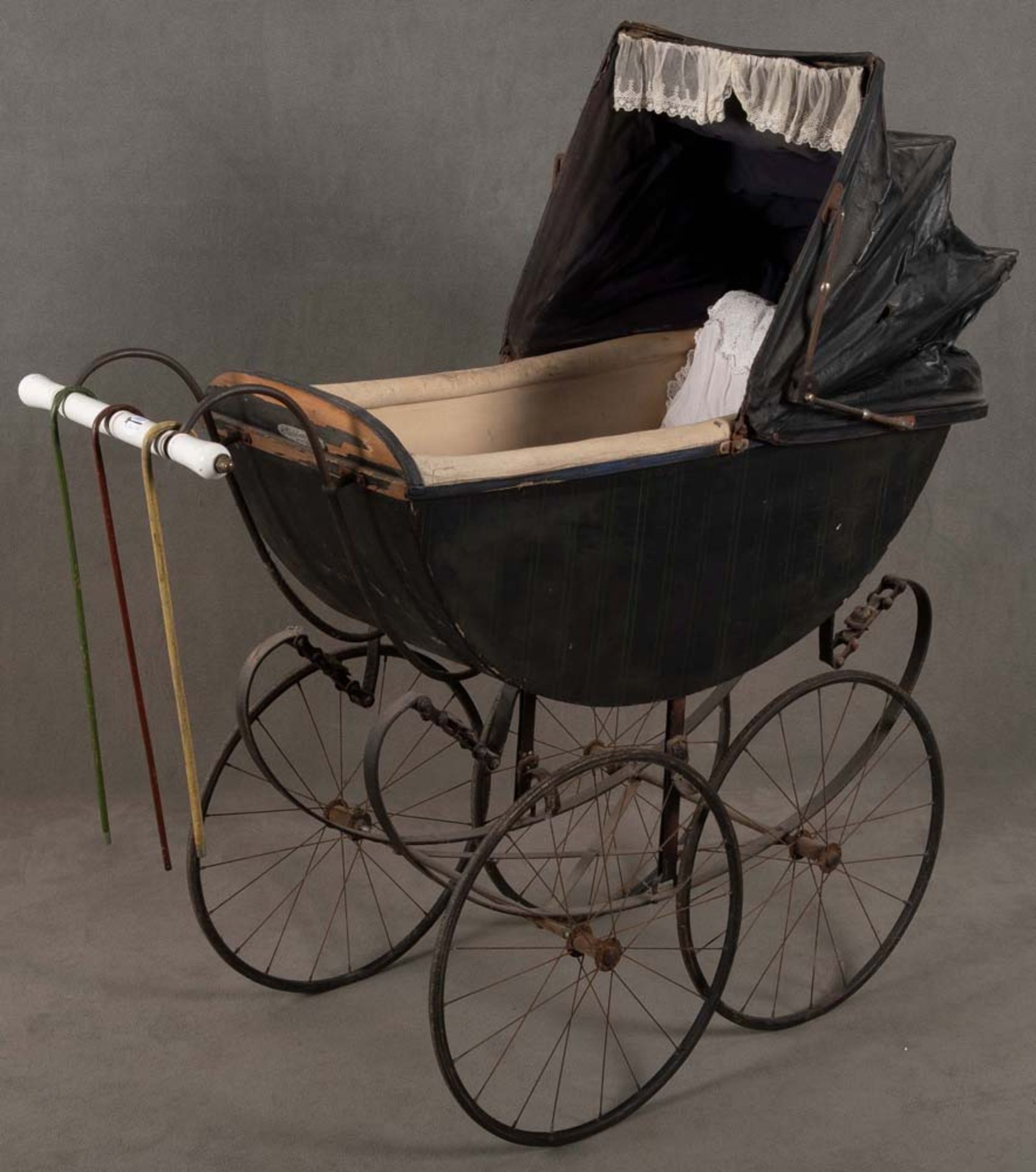 Kinderwagen. Härtelwagen Staaken, Zeppelinwerft Deutsch um 1900. Metallgestell, bemalter Holzkorpus,