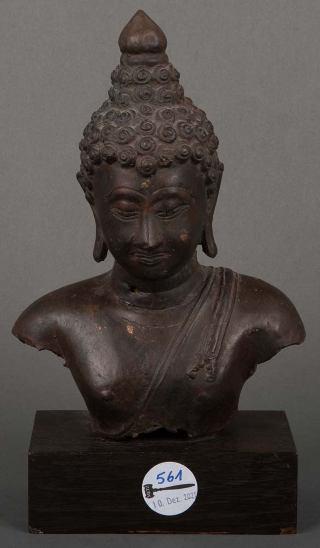 Buddhabüste. Asien. Bronze, auf Holzsockel, H=30 cm.