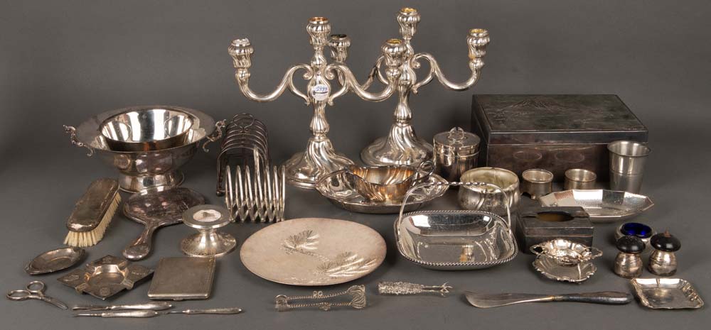 Konvolut Silber / Versilbertes. Darunter Leuchter, Schalen, Frisierset, Teesieb, Saucière, Teller,