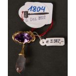 Brosche. 18 ct Gold, ca. 11 g. Fassung besetzt mit Amethyst und Rosenquarz.