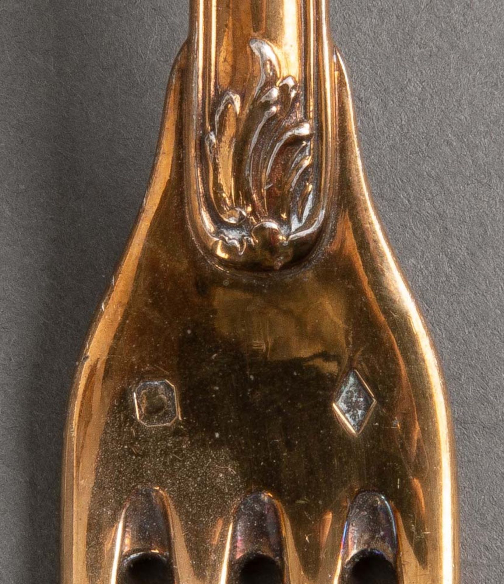 Sechs Gabeln und sechs Messer. Meissen 1750. Porzellangriffe, bunt bemalt mit Figurenstaffagen. - Bild 2 aus 2