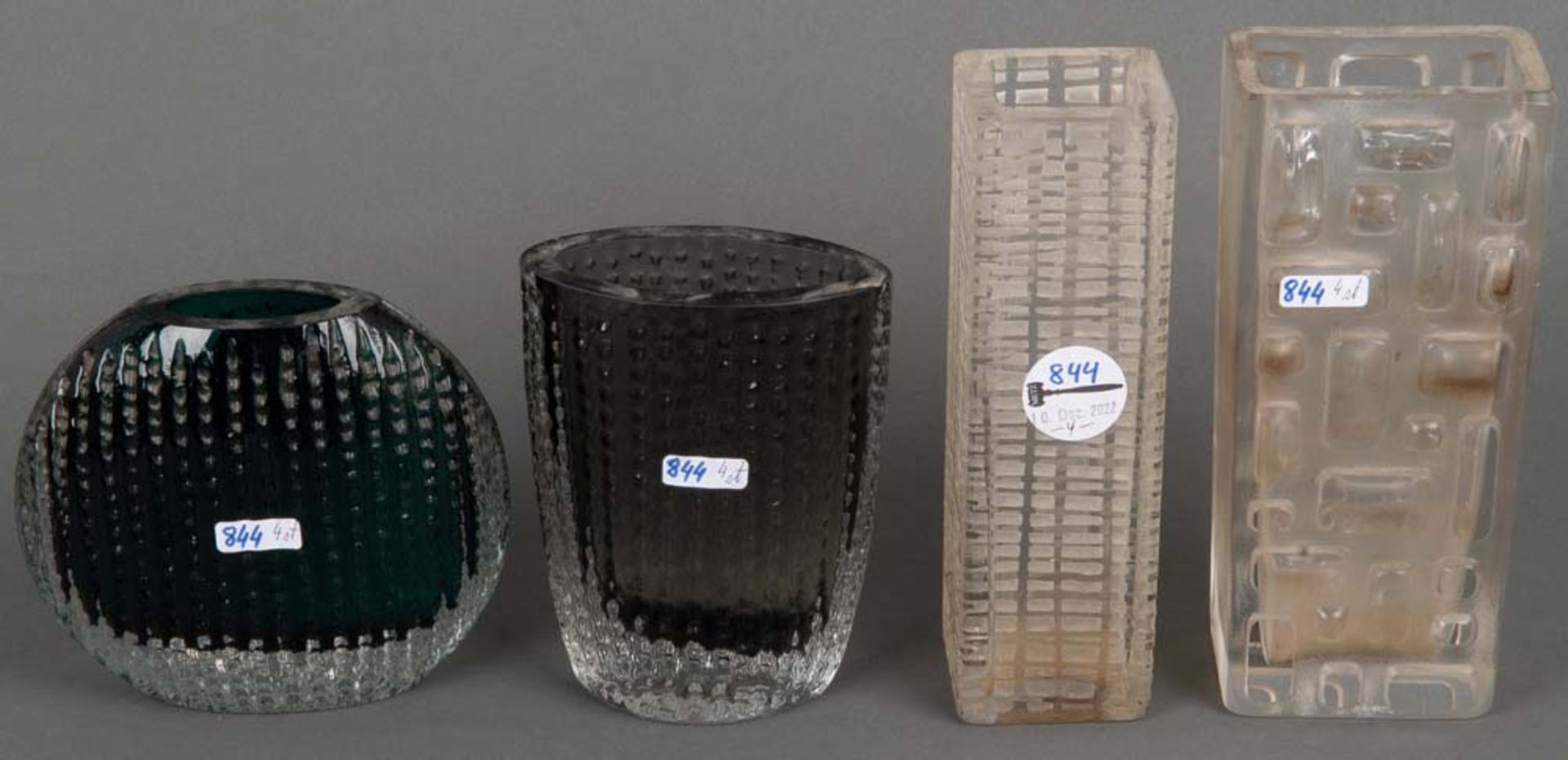 Vier Designer-Vasen. Deutsch 20. Jh. Farbloses Glas, teilw. farbig überfangen, geschliffen, H=13,5