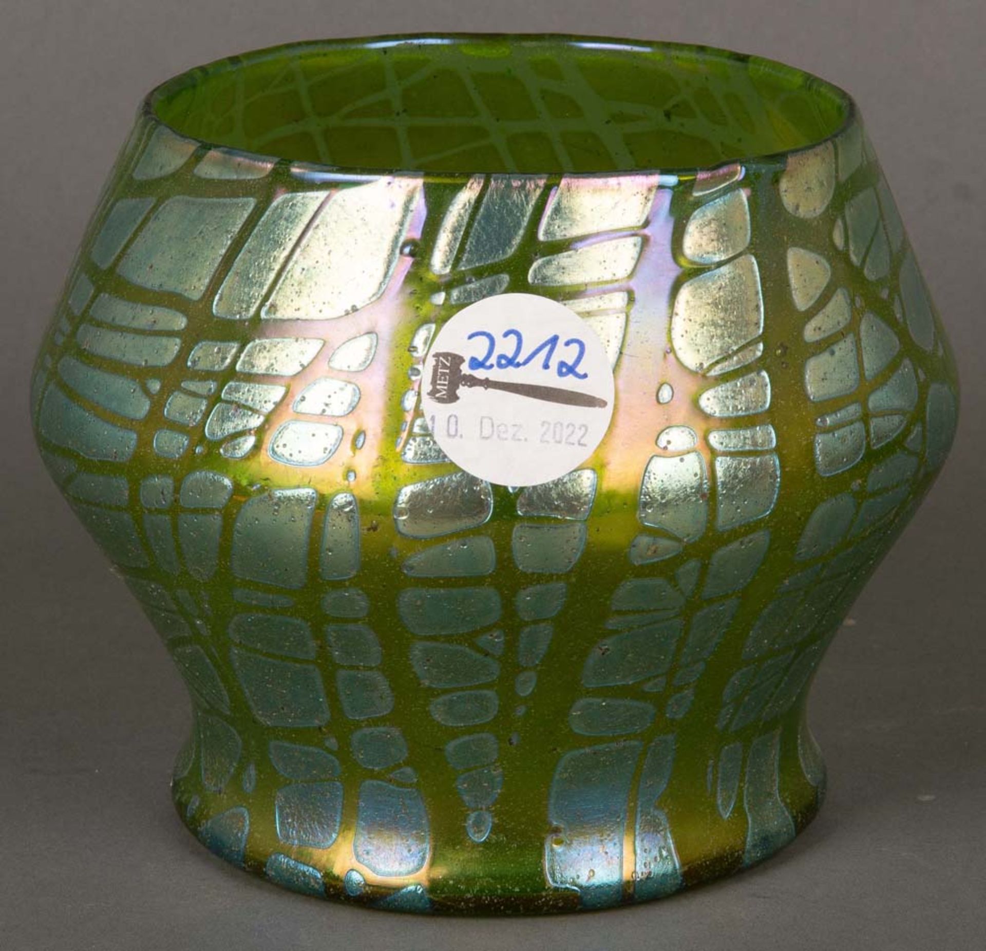 Vase. Joh. Loetz Witwe 20. Jh. Farbloses Glas, farbig überfangen, irisierend, mit Fadendekor, H=13
