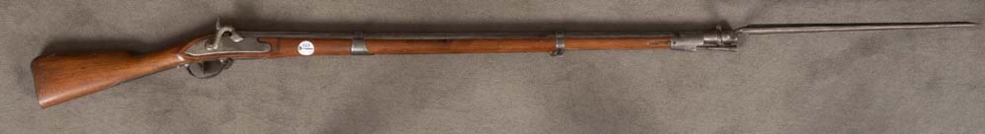 Perkussionsgewehr mit Bajonett. Nussbaumschaft, Lauf L=100 cm, Gesamtlänge 185 cm. **