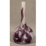 Jugendstil-Vase. Nancy, Émile Gallé um 1900. Keulenförmig, farbloses Glas, farbig überfangen,