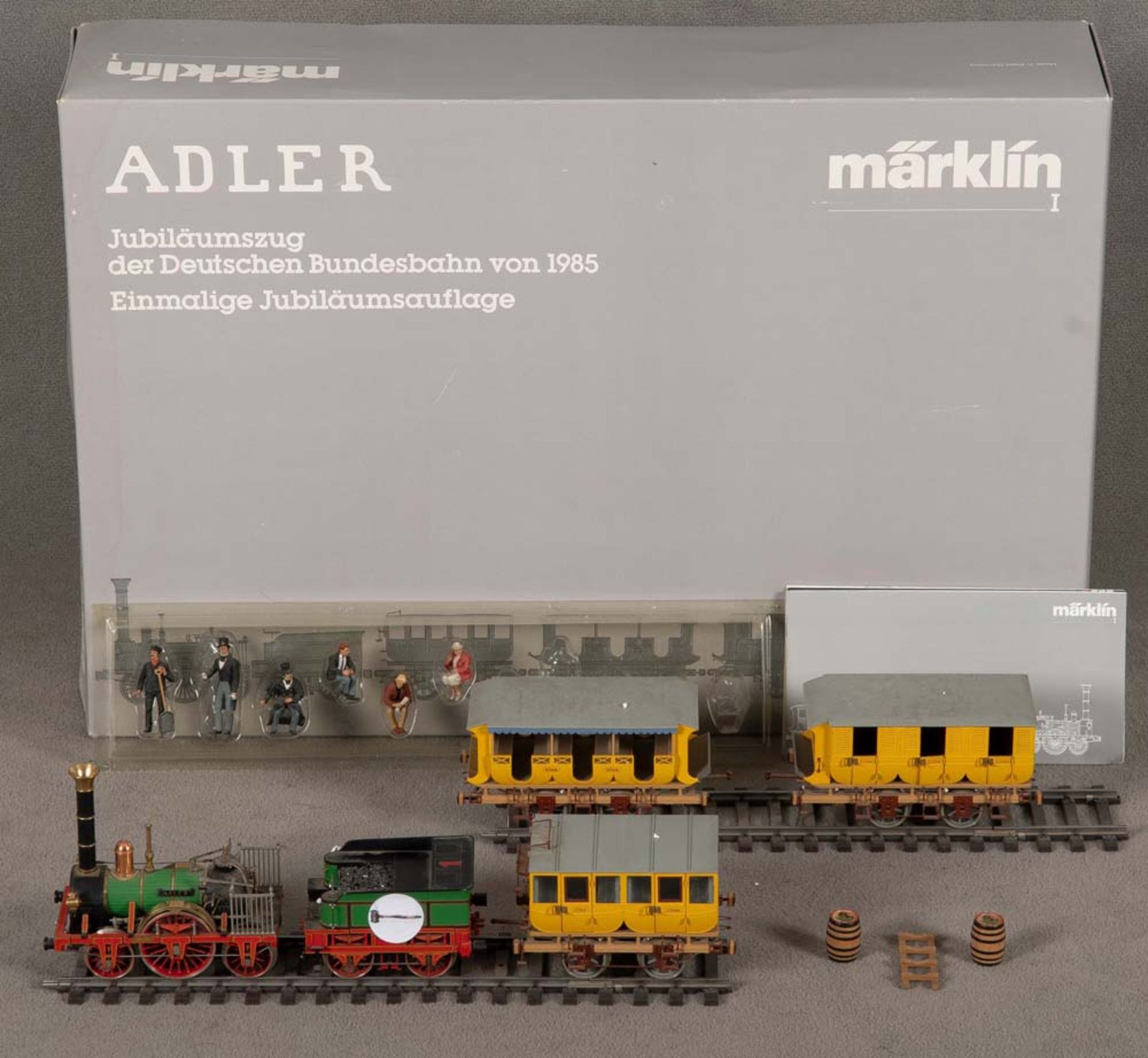 „Die Attraktion der Jubiläumsparade von 1985: der >Adler<“. Modelleisenbahn mit Schienen, Figuren