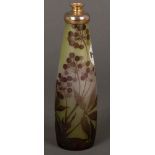 Jugendstil-Parfumzerstäuber. Nancy, Émile Gallé 1900-1905. Farbloses Glas, farbig überfangen, floral