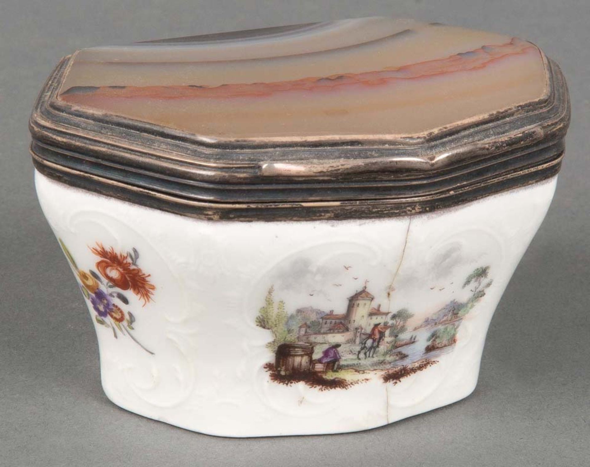 Tabatière mit Silbermontur. Meissen 1750. Achat-Deckel, Unterteil aus Porzellan, bunt bemalt mit