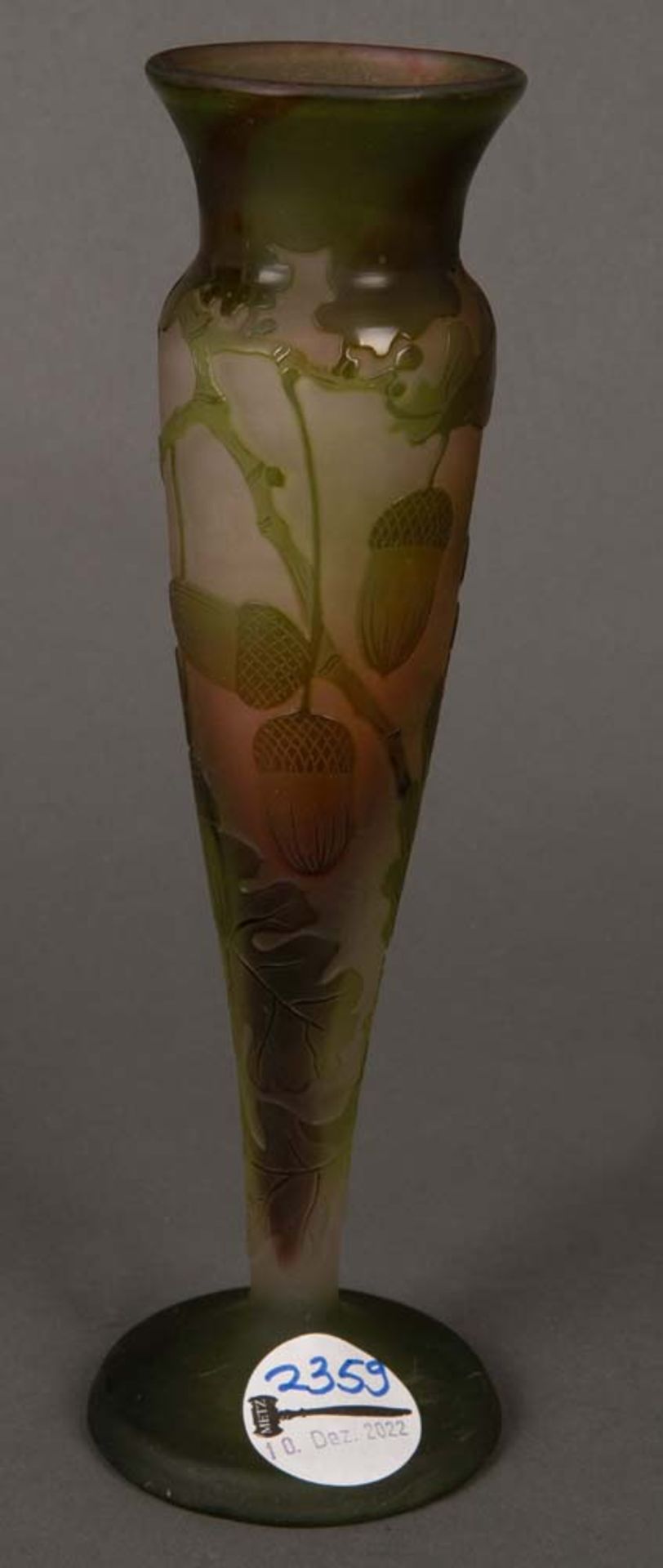 Jugendstil-Vase. Nancy, Émile Gallé 1900-1905. Farbloses Glas, farbig überfangen, geätzt und