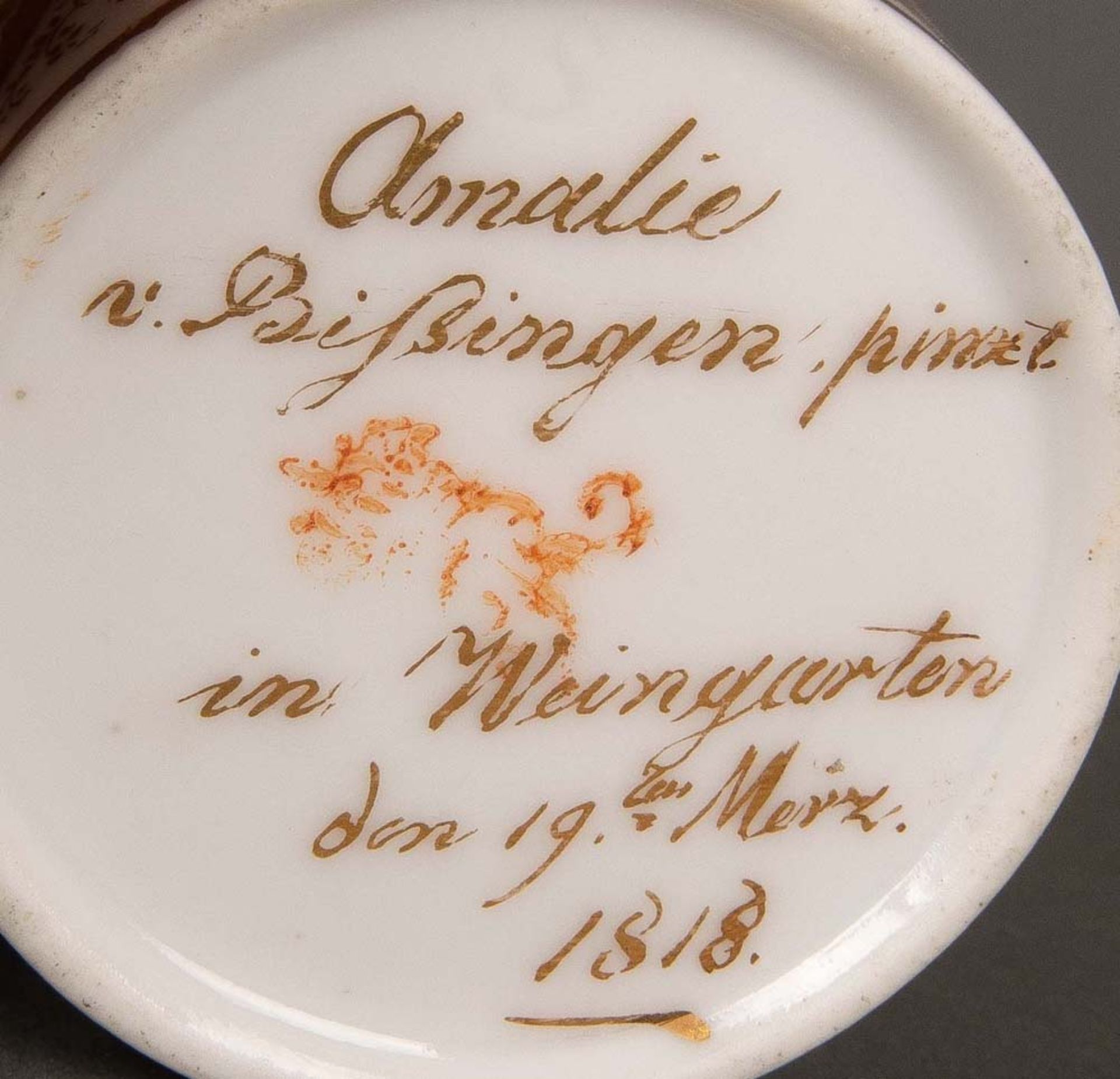 Tasse mit Unterschale. Ludwigsburg 1818. Porzellan, gold gehöht und beschriftet „Dem theuren Groß= - Image 3 of 3
