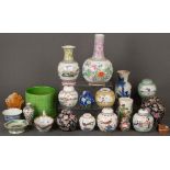 Konvolut Porzellan / Keramik. Asien. Bestehend aus: Deckelgefäßen, Vasen, Schalen, Saucière,